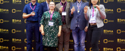 Osoby z medalami na tle logotypów IFIA i Palexpo. Kontekst: wydarzenie branżowe, wręczenie nagród.
