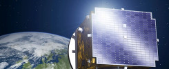 Satelita na tle Ziemi. Kluczowe obiekty: satelita, Ziemia. Kontekst: prezentacja o przemyśle kosmicznym.