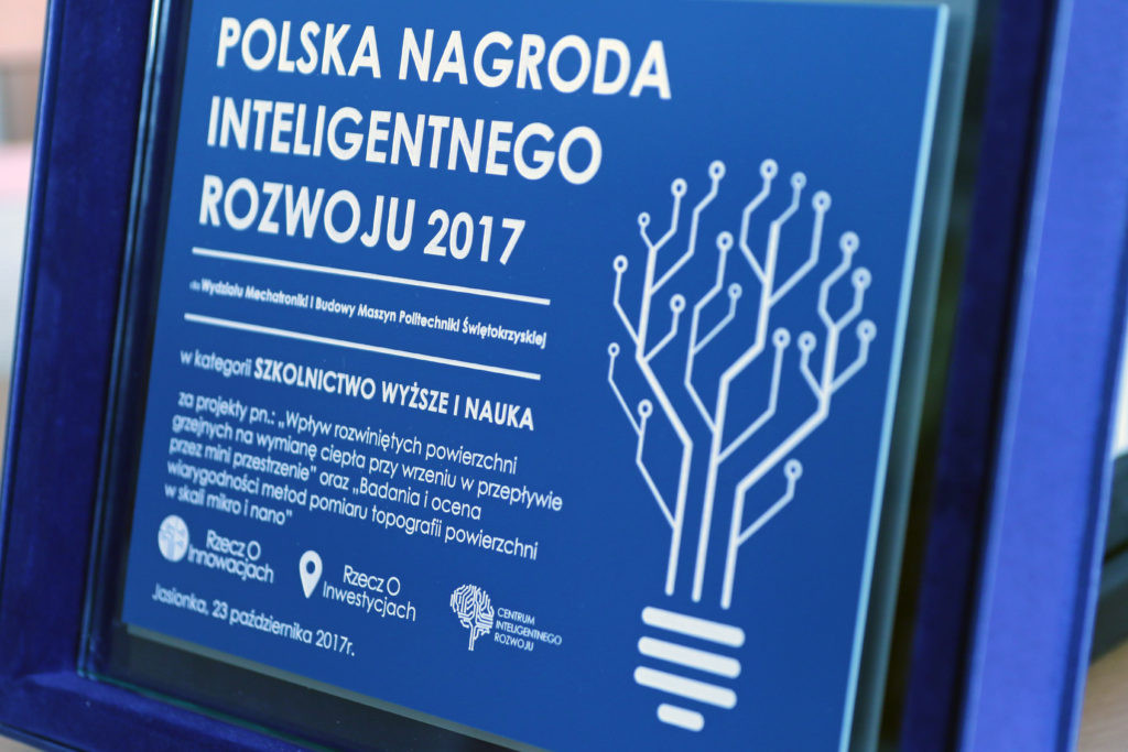 Dyplom Polskiej Nagrody Inteligentnego Rozwoju 2017. Kluczowe obiekty: dyplom, tekst, symbol żarówki.