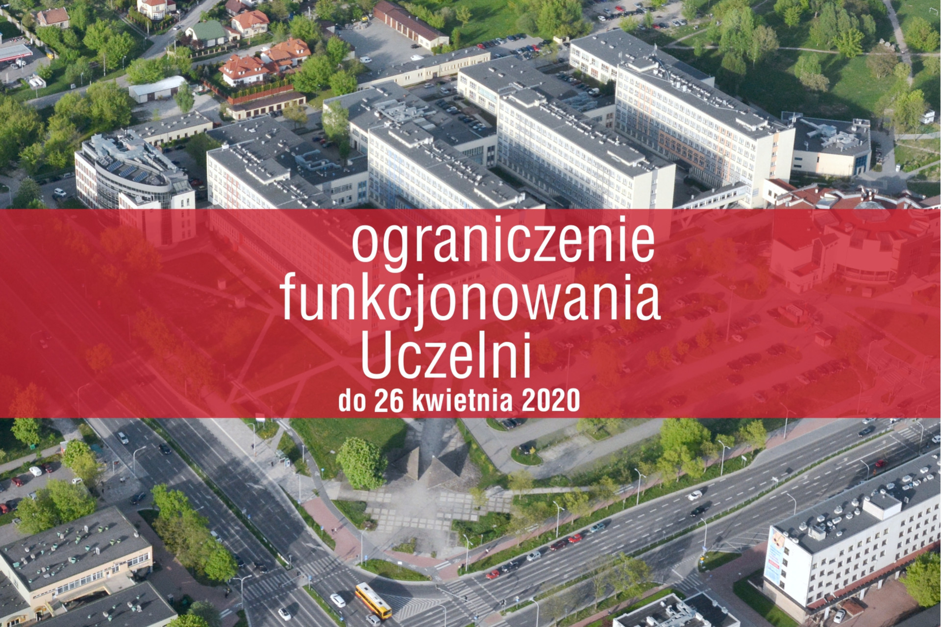 Ograniczenie funkcjonowania Uczelni do 26 kwietnia 2020. Widok z lotu ptaka na budynki uczelniane i drogi.