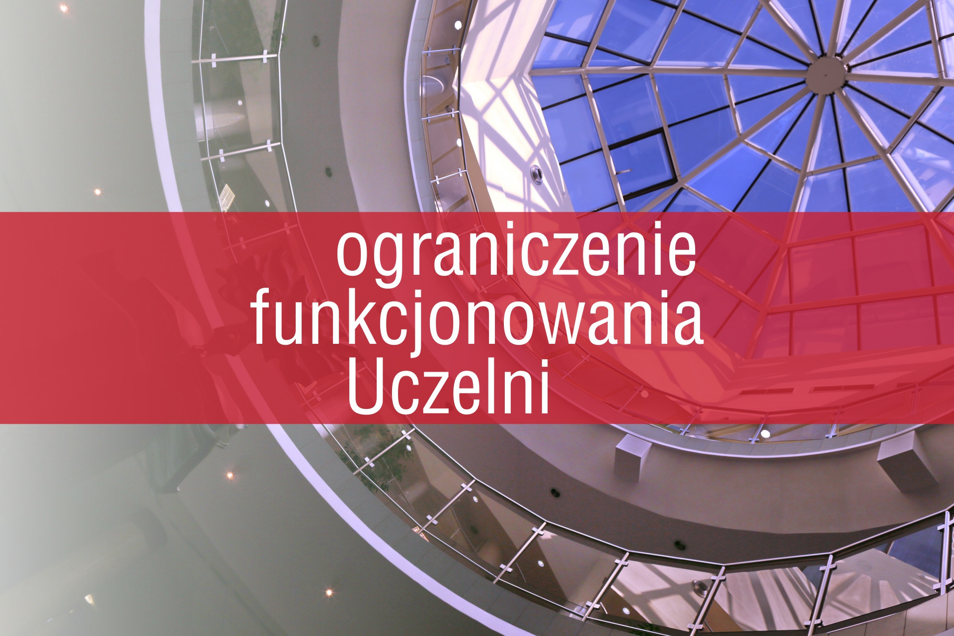 Ograniczenie funkcjonowania Uczelni. Wnętrze budynku z przeszklonym dachem.