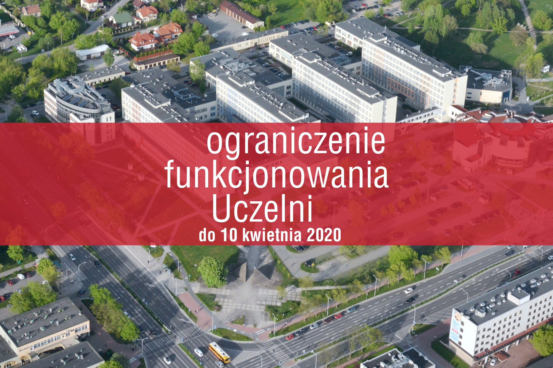 Ograniczenie funkcjonowania Uczelni do 10 kwietnia 2020. Widok z lotu ptaka na budynki uczelniane i drogę.