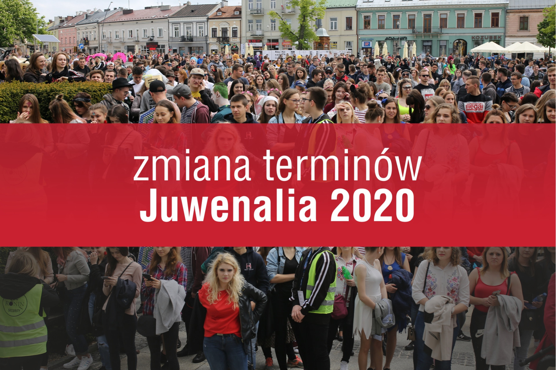 Duży tłum ludzi na ulicy. Na czerwonym tle napis "zmiana terminów Juwenalia 2020".