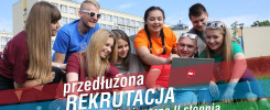 Grupa studentów patrzy na laptopa. Tekst: "przedłużona REKRUTACJA na studia stacjonarne II stopnia".
