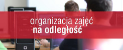 Komputery w sali lekcyjnej. Na ekranie napis "organizacja zajęć na odległość".