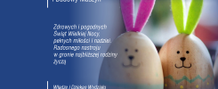 Dwa drewniane jajka z uszami królika, ozdobione wzorami. Tekst życzeń wielkanocnych od Wydziału Mechatroniki i Budowy Maszyn.
